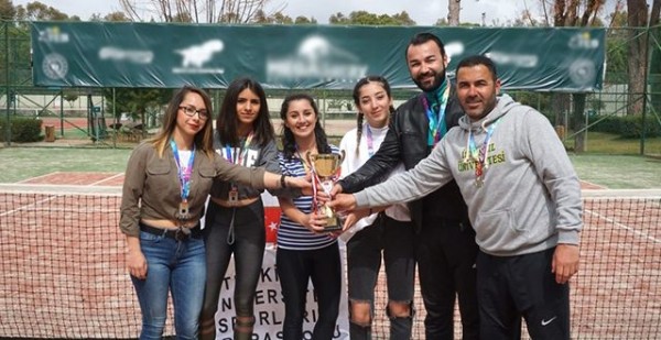 Tenisçiler başarı ile döndü Tenisçiler başarı ile döndü