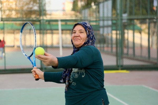 67 yandaki anneane torunuyla tenise balad!