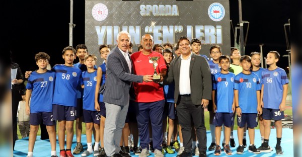 Sporcular ve kulüpler ödüllendirildi Sporcular ve kulüpler ödüllendirildi